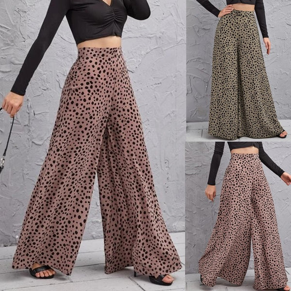 Stylen Sie eine lockere, drapierte Hose mit Leopardenmuster und hoher Taille