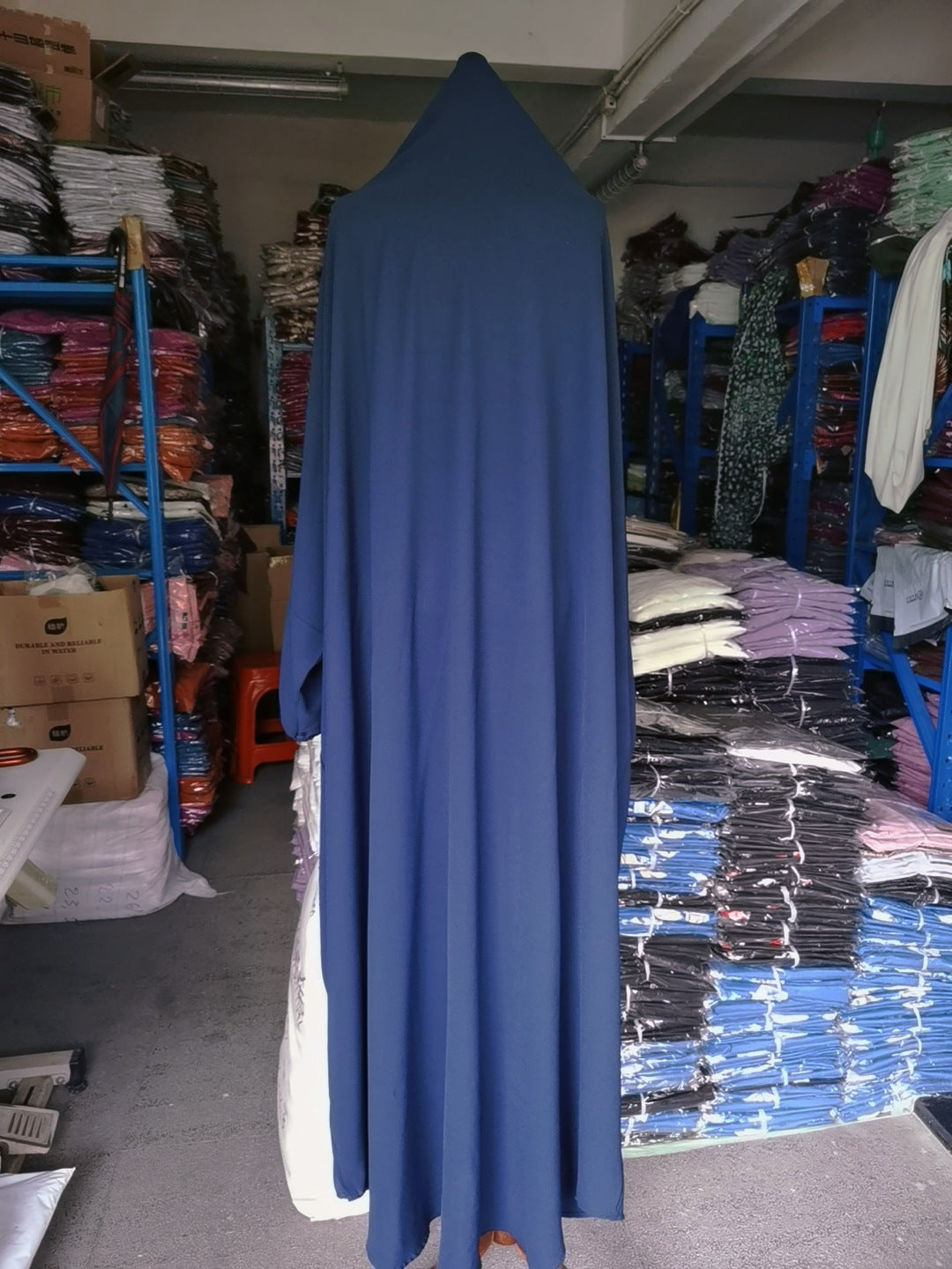 Modisches Kleid mit Fledermausärmeln und Kapuze