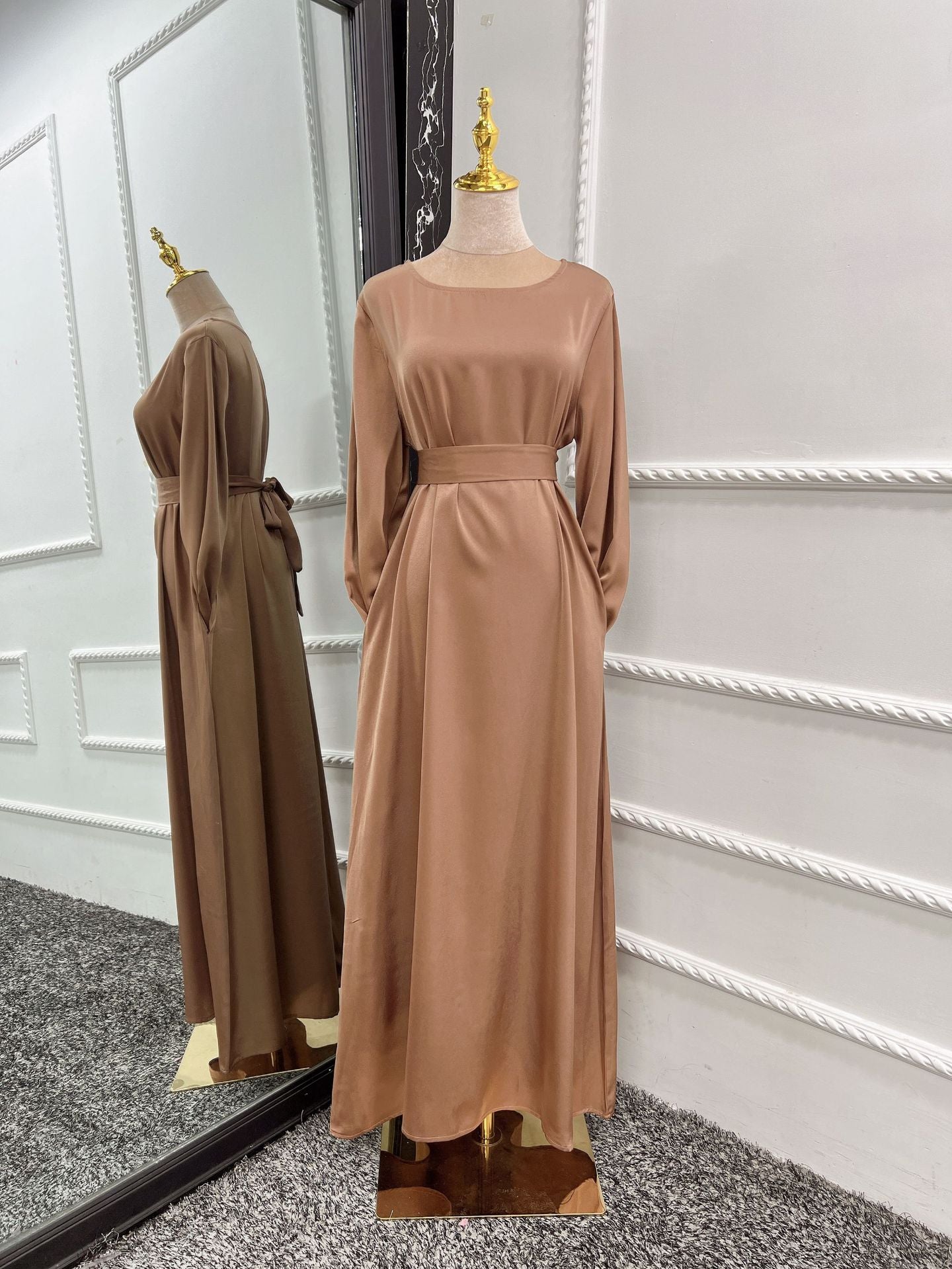 Glamouröse, schlichte, einfarbige Robe-Kleider