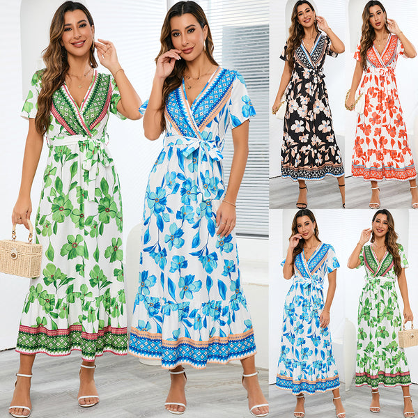 Sommer-Retro-Kleider mit exotischem Print im Bohemian-Stil am Meer