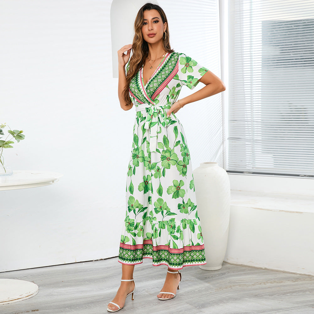 Sommer-Retro-Kleider mit exotischem Print im Bohemian-Stil am Meer