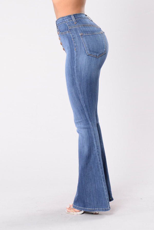 Pantalon en jean coupe slim taille haute aux hanches